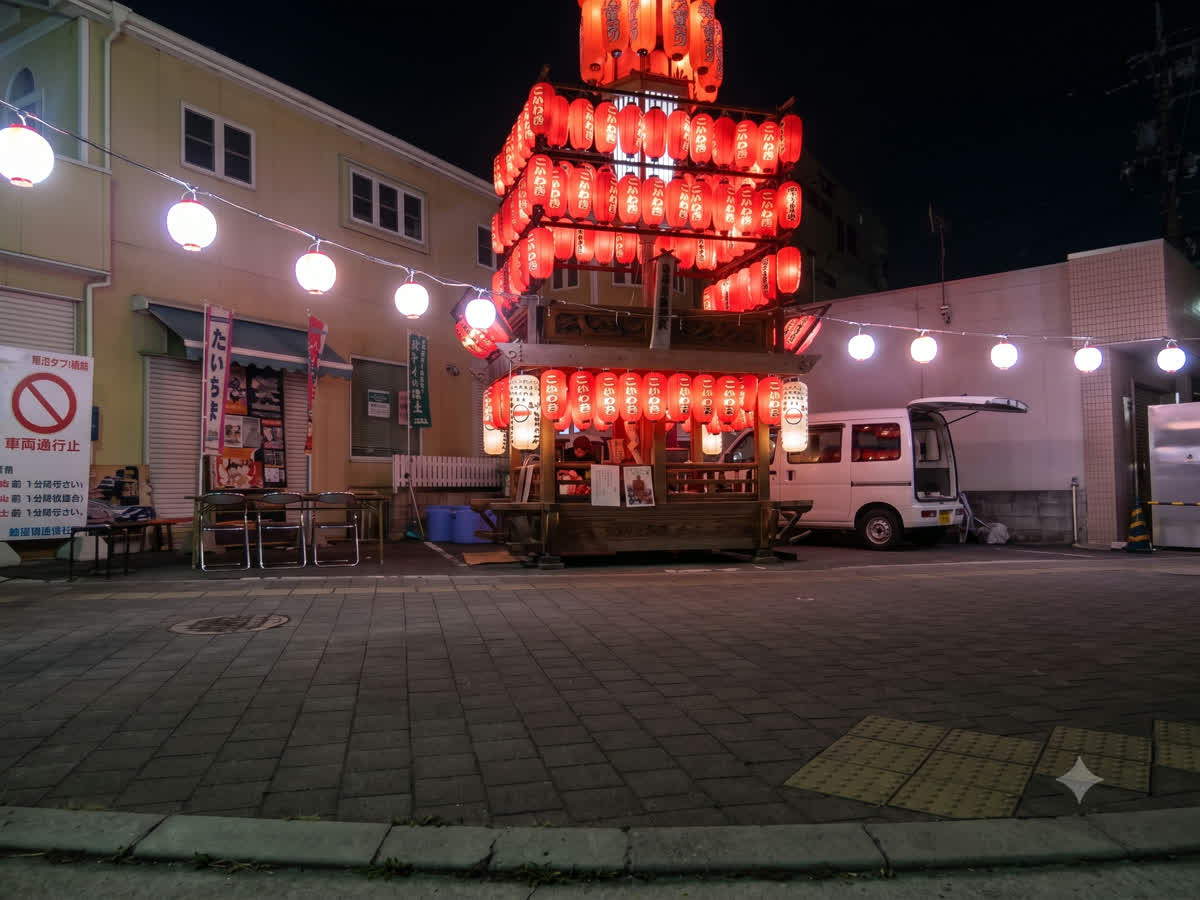 粉河祭りの提灯が灯った山車