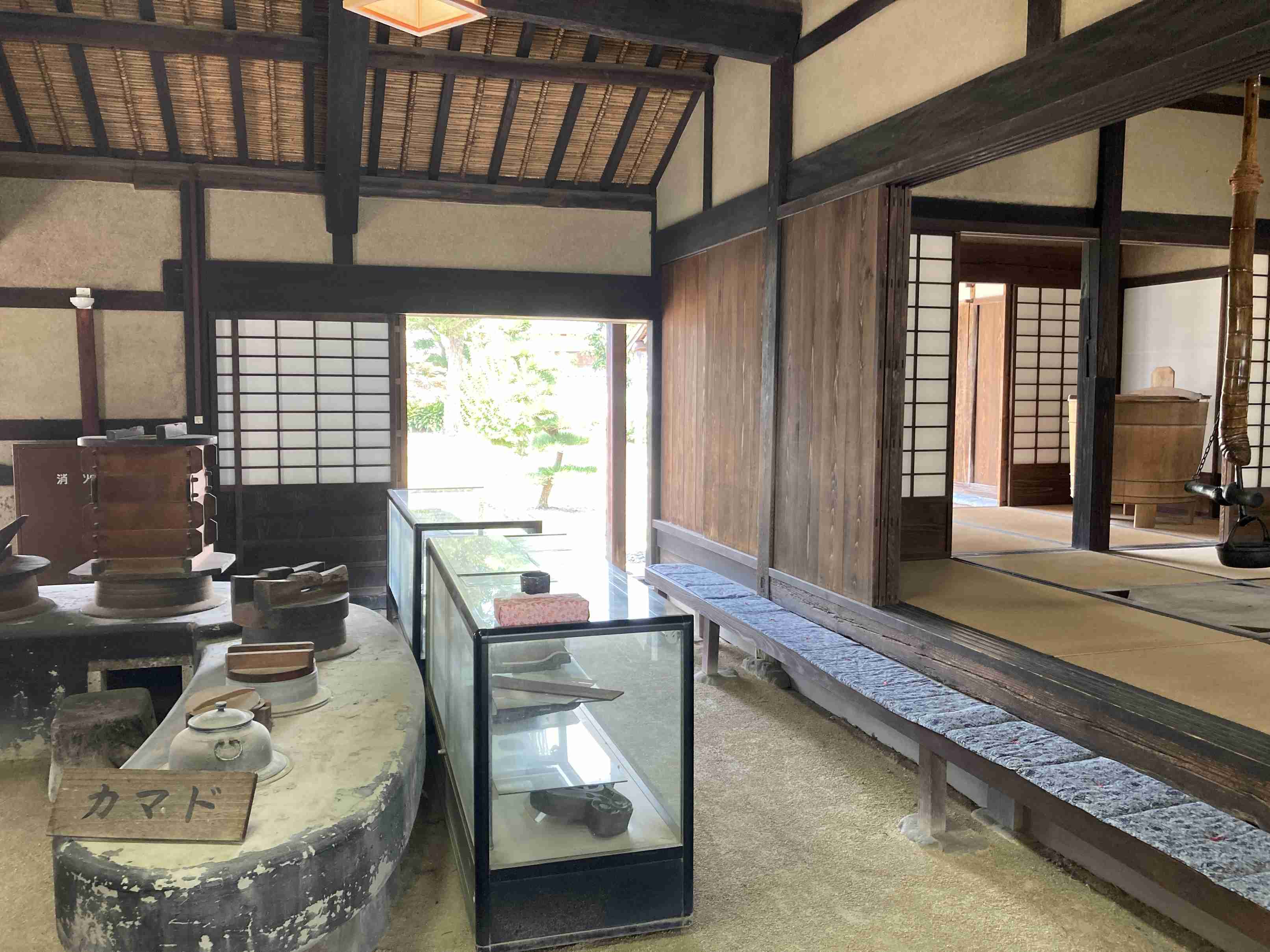 旧名手宿本陣のかまどが残る室内