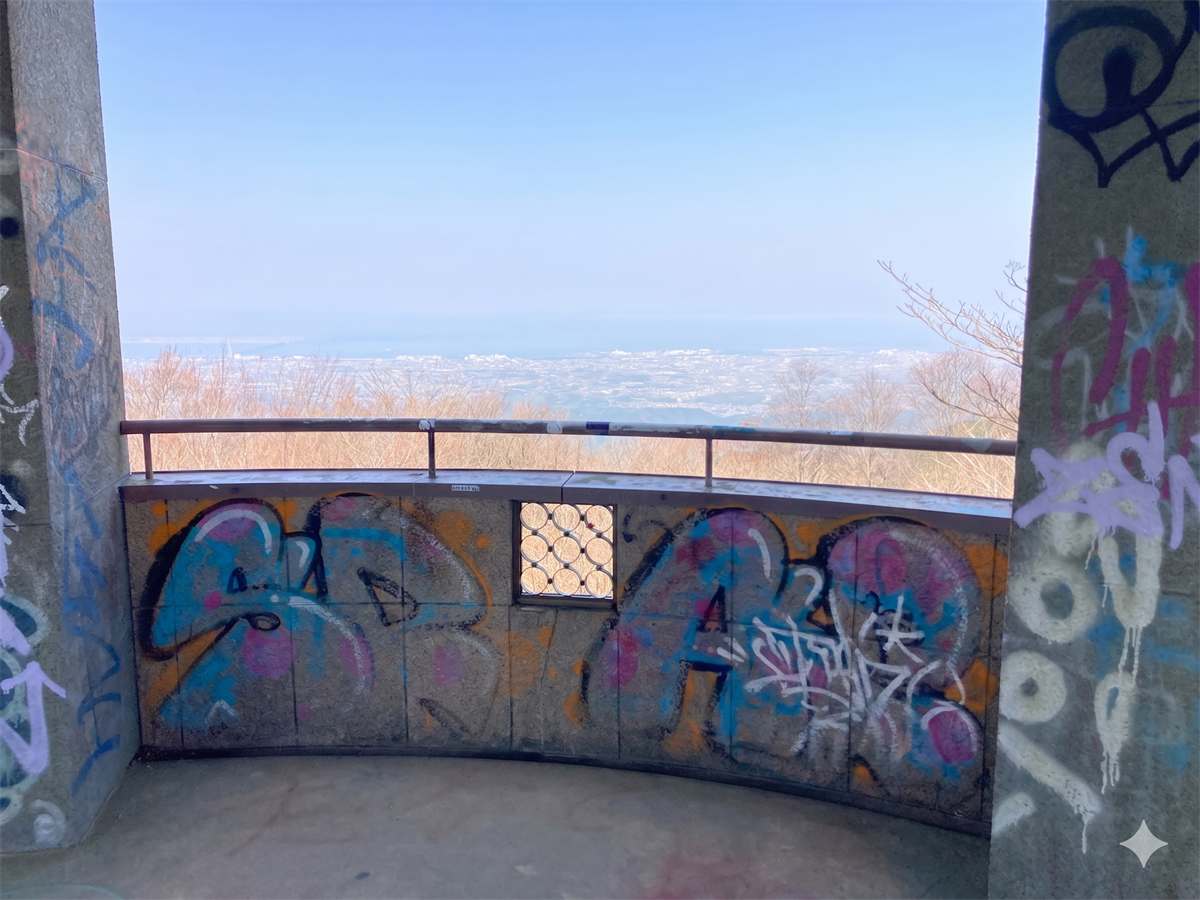 落書きのある展望台から見える景色