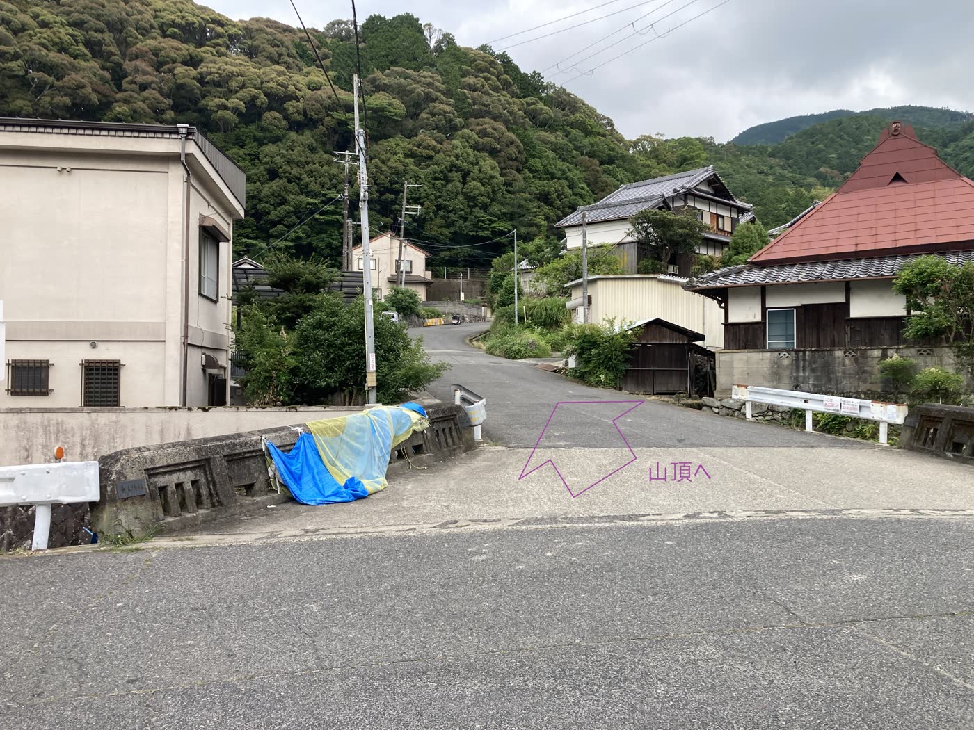 塔原バス停を左折した直後に山の方へ向かう道