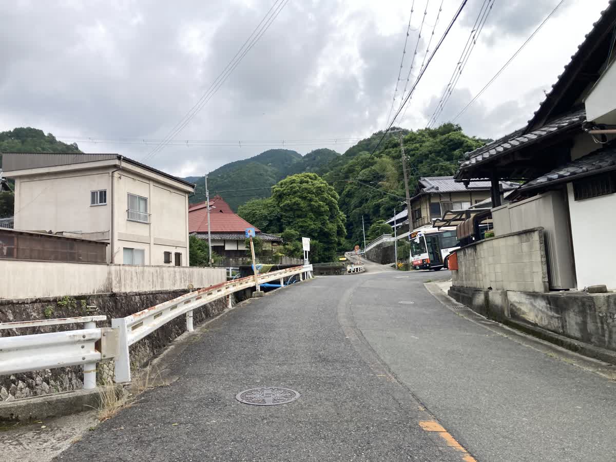 塔原バス停付近から和泉葛城山方面へ入る橋と道路